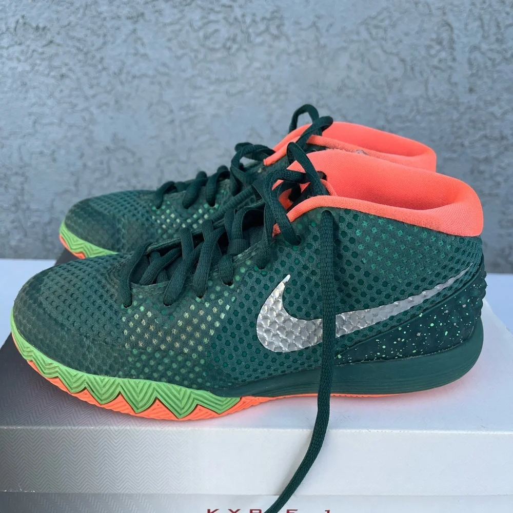 Nike Kyrie 1 Basketball Sneakers - Picture 3 of 7